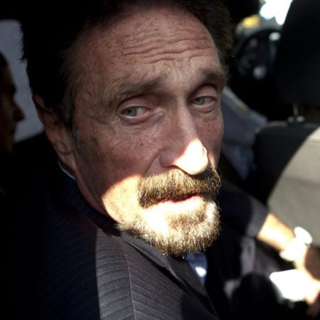 El creador del antivirus McAfee aparece muerto en una prisión en España