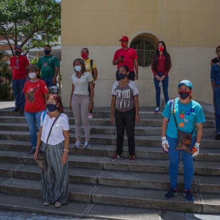 Trabajadores gubernamentales participan en una jornada de desinfección en un colegio público, como medida de prevención contra la covid-19, el 10 de marzo del 2021, en Caracas (Venezuela). EFE