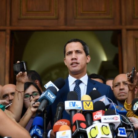 Juan Guaido, habla con los miembros de los medios después de una sesión en la Asamblea Nacional en Caracas el 20 de agosto de 2019. AFP