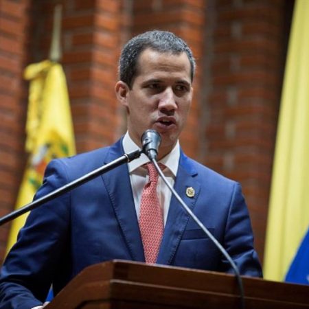 El jefe del Parlamento venezolano, Juan Guaidó, reconocido por más de 50 países como presidente interino, participa este viernes en un foro acerca del Plan País, como denomina a un proyecto para superar la crisis que vive la nación, en Caracas (Venezuela). EFE