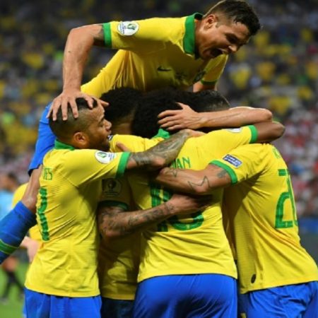 Los jugadores brasileños celebran uno de los cinco goles marcados a Perú en partido de la Copa América, el 22 de junio de 2019 en el Arena Corinthians de Sao Paulo (Brasil). AFP
