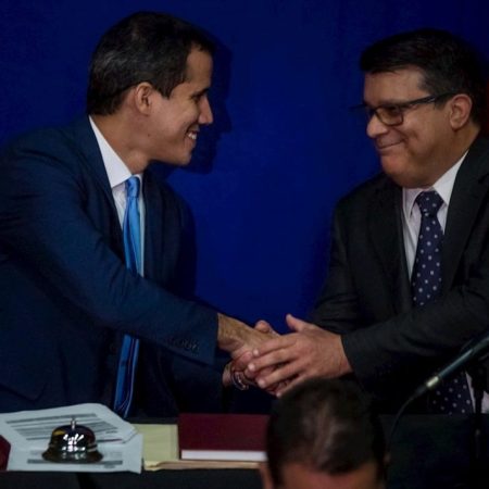 El presidente de la Asamblea Nacional, Juan Guaidó juramenta al diputado Carlos Berrizbestia como segundo vicepresidente del organismo en una sesión del Parlamento, realizada en la sede de un periódico local, este domingo, en Caracas (Venezuela). EFE
