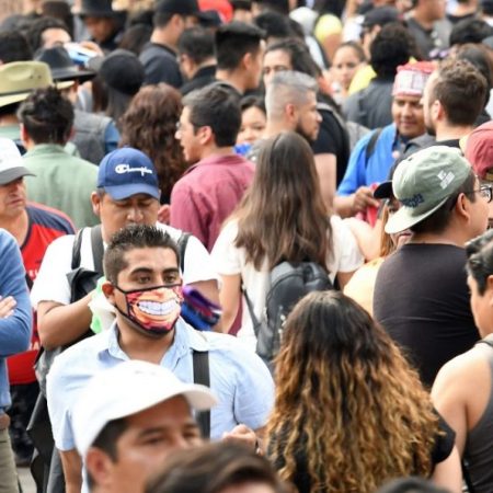 Jóvenes son principales impulsores de contagios de COVID-19 en las Américas, dice OPS