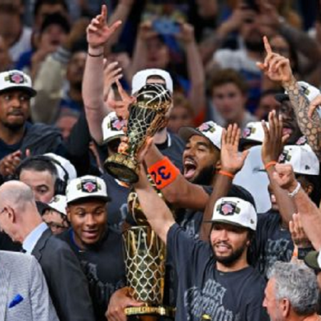 Los New York Knicks celebran con el trofeo de campeonato Larry O'Brien tras derrotar a los San Antonio Spurs en el Juego 5 de las Finales de la NBA, el sábado 13 de junio de 2026, en San Antonio. AP Photo/Darren Abate