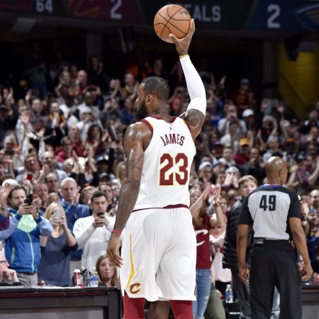LeBron James volvió a tener una jornada histórica al superar a Jordan en partidos seguidos con doble dígito en anotación./Foto: AFP
