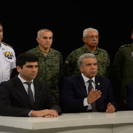 Lenín Moreno (c sentado), quien se dirige acompañado por el vicepresidente, Otto Sonneholzner (i); y el ministro de Defensa, Oswaldo Jarrín (d), este lunes a la nación en un mensaje por cadena nacional en la capital. EFE
