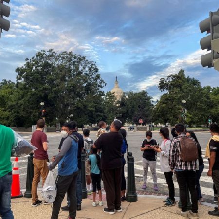 Reuters: En Washington DC surgen tensiones por llegada de migrantes desde Texas y Arizona