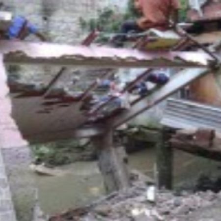 Derrumbe de vivienda en el municipio El Hatillo del distrito metropolitano de Caracas. (Twitter)