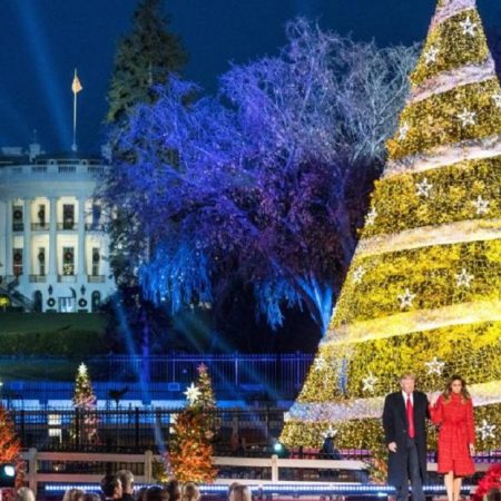 El presidente de los estados Unidos, Donald Trump, y la primera dama, Melania Trump, toman sus asientos después de encender el Árbol Nacional de Navidad hoy, jueves 30 de noviembre de 2018, en el Elipse, al sur de la Casa Blanca, en Washington, DC (EE.UU.). Esta es la 95 ceremonia anual de iluminación; Calvin Coolidge encendió el primer árbol nacional de Navidad en 1923. (EFE)