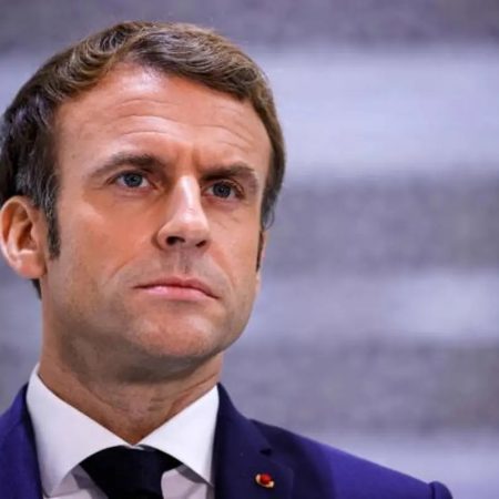 Emmanuel Macron reitera su apoyo a Volodímir Zelenski tras discrepar por el genocidio