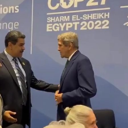 John Kerry y Maduro protagonizan un estrechón de manos imprevisto en la COP27