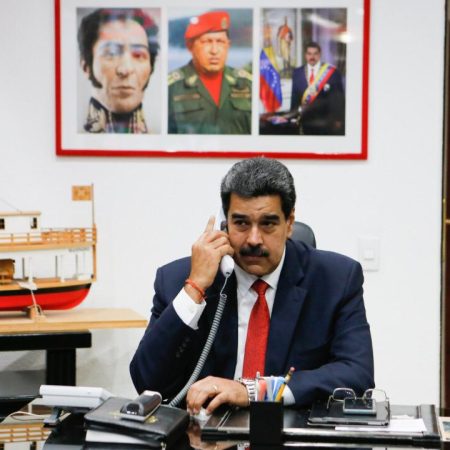 Maduro celebra que petroleras extranjeras podrán volver a producir en Venezuela