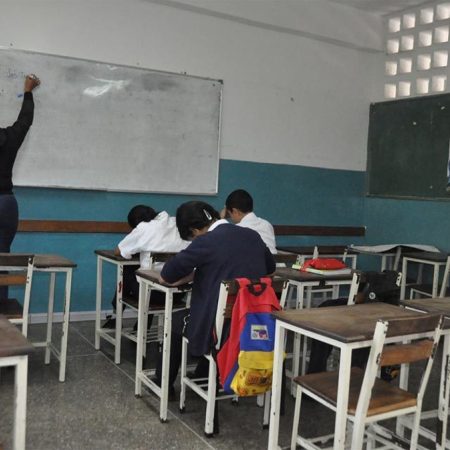 Maduro promete ayudas a los docentes y les pide volver a las aulas