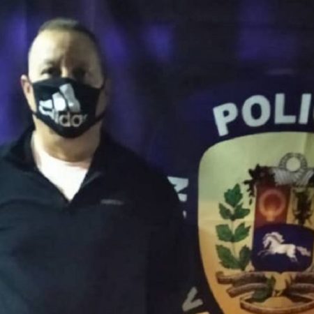 Detenido sujeto por lanzar a un gato de un piso 20 y arrojarle agua caliente para matarlo