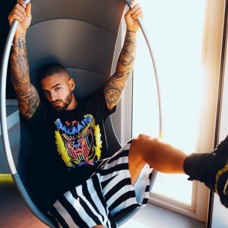 Maluma se convirtió este lunes en el primer artista latino, y el segundo en el mundo, en anunciar que ha diseñado una línea de ropa de edición limitada en colaboración con la casa de alta costura parisina Balmain. EFE/