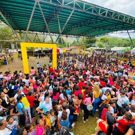 Parte de la actividad realizada. (Foto cortesía prensa alcaldía de Carlos Arvelo).