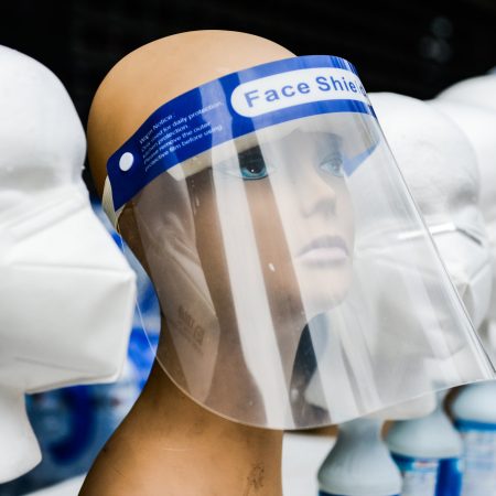 Mantener las mascarillas, incluso más allá de la vacunación, ahorraría costes