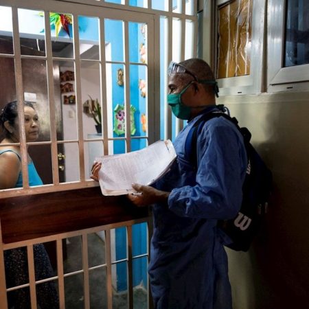 Un médico hablando con una mujer en una jornada de pruebas rápidas de covid-19. EFE
