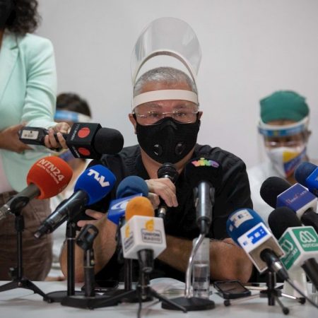 El director de Médicos Unidos de Venezuela (MUV), Jorge Lorenzo, habla durante una rueda en Caracas (Venezuela). EFE