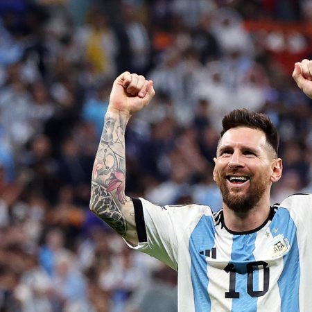 Lionel Messi celebrando tras culminar victorioso con su equipo la ronda de penaltis. Foto EFE/EPA/Mohamed Messara