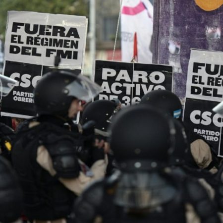 Miembros de la Prefectura Naval Argentina hacen guardia en la entrada del puente Pueyrredón donde se desarrolla una manifestación en el marco de una huelga general de 24 horas, el 29 de mayo de 2019 en Buenos Aires. AFP