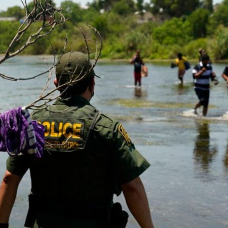 Ocho migrantes murieron ahogados al intentar cruzar el río entre EE.UU. y México