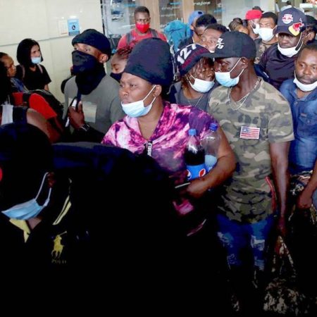 Centenares de haitianos parten hacia al norte de Colombia en ruta humanitaria