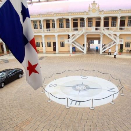 "Luego de agradecer a Panamá su estadía como huéspedes" los militares venezolanos "comunicaron a nuestros funcionarios su decisión de retirarse de nuestra sede diplomática (...) ya ninguno de los mencionados ciudadanos venezolanos se encuentra en la sede diplomática de Panamá en Caracas, Venezuela", dijo la Cancillería en un comunicado oficial. EFE