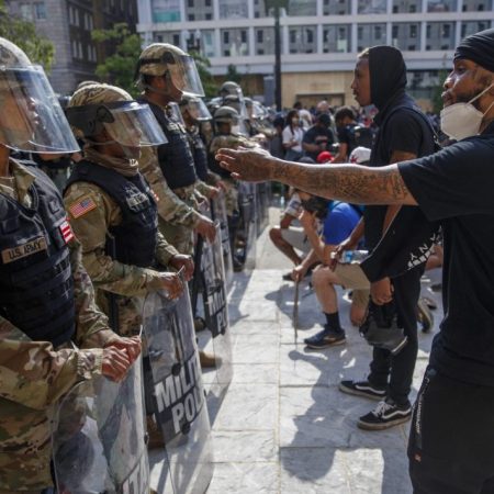 Trump retira militares de Washington mientras se impone la protesta pacífica