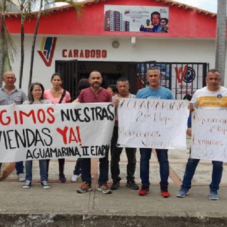La protesta pacífica frente al Ministerio de Vivienda. (Foto cortesía).