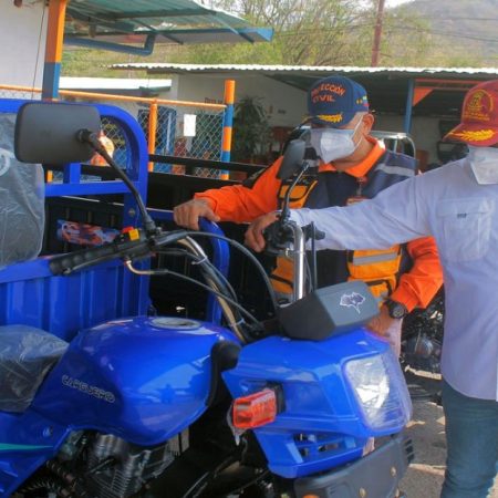 Gobernación de Carabobo entregó unidades tipo moto-carga al Sistema Integrado Protección Civil y Bomberos de Carabobo destinadas a labores de desinfección en la entidad. (Cortesía)