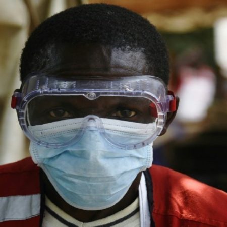 Un trabajador sanitario con mascarilla y gafas protectoras por el ébola, el pasado 13 de junio en el centro de detección de Mpondwe, ciudad de Uganda fronteriza con la República Democrática del Congo. AFP