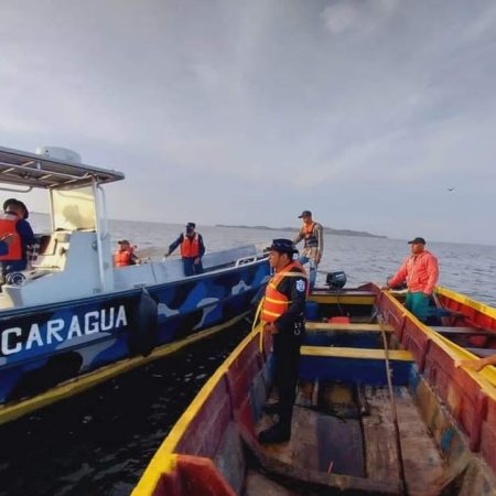 Un muerto, dos desaparecidos y seis rescatados en naufragio en lago de Nicaragua