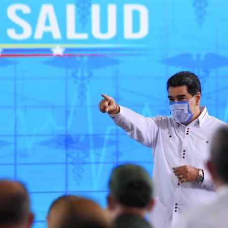 Fotografía cedida por prensa de Miraflores del presidente venezolano Nicolás Maduro en un acto de gobierno, hoy en Caracas (Venezuela). EFE/