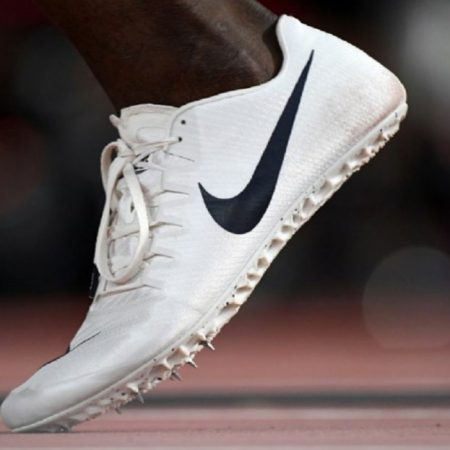 Atleta utilizando zapatillas para pista de Nike durante el Mundial de la Federación Internacional de Atletismo (IAAF) en Doha, Catar, el 2 de octubre de 2019. / Foto AFP