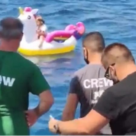 (Captura de pantalla en el momento que la niña es rescatada)