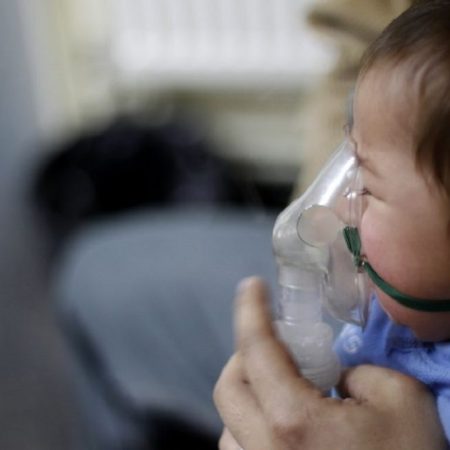 Servicio Público: Niño con problemas respiratorios requiere de ayuda económica