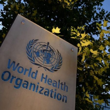 La OMS advierte que la pandemia no acabará con el lanzamiento de la vacuna