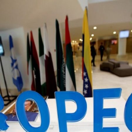 OPEP+ decidió cauteloso aumento de producción en favor de la estabilidad energética