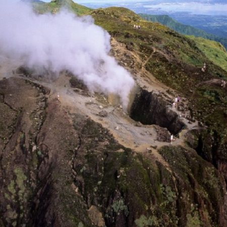 El Gobierno de San Vicente y las Granadinas ordenó este jueves evacuar parte de la primera de las islas de este pequeño territorio caribeño ante una inminente erupción del volcán La Soufriere, a medida que aumenta la actividad sísmica.