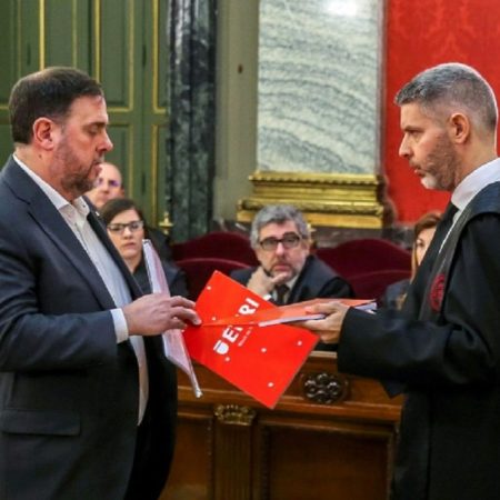 El ex vicepresidente catalán Oriol Junqueras habla con su abogado Andreu Van Den Eynde (d) durante el juicio a los líderes independestistas catalanes en el Tribunal Supremo, en Madrid, el 12 de febrero de 2019. AFP