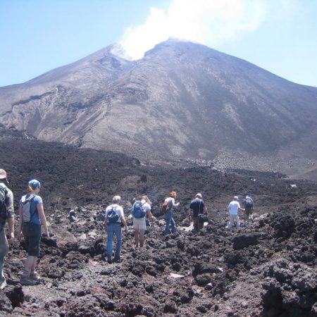 Fuego, Santiaguito, y Pacaya, de unos 2.252 metros de altura y ubicado en el departamento de Escuintla, son los tres volcanes más activos de los 32 que tiene el país centroamericano. (Foto referencial)