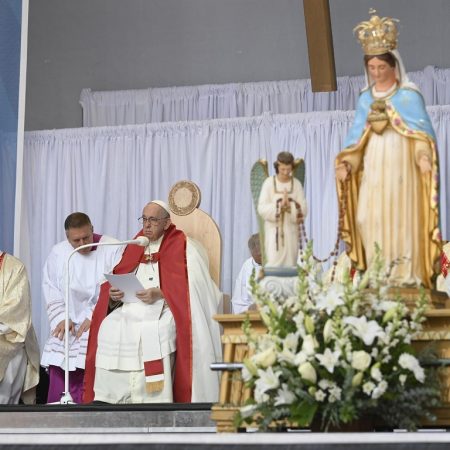 El Papa lamenta desde Canadá "los terribles efectos de la colonización"