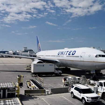 Boeing confirmó el 22 de febrero de 2021 que docenas de sus aviones 777 quedaron en tierra en todo el mundo después de que el motor de un avión de United Airlines se incendiara y esparciera escombros sobre un suburbio de Denver, Colorado. AFP