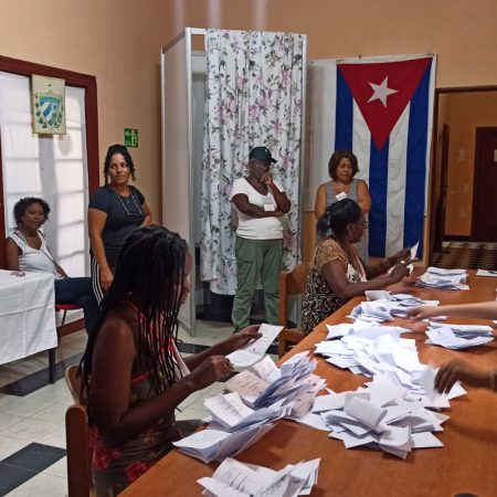 Integrantes de una mesa electoral realizan el conteo de votos, al cierre de la jornada electoral en La Habana (Cuba). Foto EFE