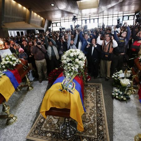 -FOTODELDÍA- QUI08. QUITO (ECUADOR), 29/06/2018.- Cientos de personas acompañaron a los familiares del equipo periodístico en las exequias hoy, viernes 29 de junio del 2018, en la iglesia La Dolorosa del centro norte de Quito (Ecuador). Una cámara de fotos, una libreta de apuntes y la llave de un automóvil simbolizaron el último adiós al equipo de prensa ecuatoriano secuestrado en marzo pasado en la zona fronteriza con Colombia y asesinado en cautiverio. Compañeros del diario "El Comercio" del periodista Javier Ortega, del fotógrafo Paúl Rivas y el conductor Efraín Segarra colocaron estos objetos convertidos en símbolos de su ausencia cerca del altar en la misa de cuerpo presente. EFE/José Jácome