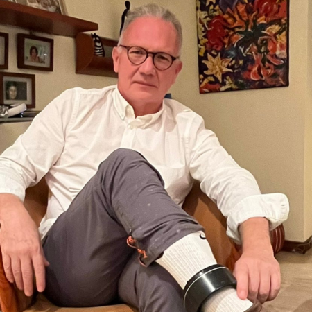 El abogado Perkins Rocha, en casa por cárcel con un grillete (Foto: @MaCostanzaCR)