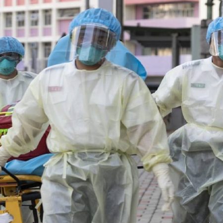 El personal médico usa equipo de protección personal (EPP) en el hogar de cuidados Lei Muk Shue, en Hong Kong, el 23 de agosto del 2020. Foto: AFP.