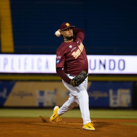 Navieros y aborígenes dividieron honores en Puerto La Cruz Eduardo Medina/Prensa Caribes de Anzoátegui Eduardo Medina/Prensa Caribes de Anzoátegui 30/11/2022 12:00 AM Por Prensa Magallanes BBC | Juan Pablo Carmona Luego de haber vapuleado a Caribes de Anzoátegui en el juego anterior, los Navegantes del Magallanes no pudieron repetir la dosis y cayeron derrotados 6 carreras por 3 ante el conjunto oriental en el Estadio Alfonso “Chico” Carrasquel. Los brazos turcos pudieron mantener el juego empatado hasta el octavo inning, cuando los dirigidos por Omar López fabricaron un racimo de cuatro carreras para tomar la ventaja definitiva en el encuentro. El conjunto de casa se adelantó rápidamente en la parte baja del primer episodio, gracias a un doble de Andruw Monasterio que remolcó a José Azocar para traer la primera rayita de Caribes. Sin embargo, Alberth Martínez se encargó de voltear la pizarra en la cuarta alta con un doble que impulsó a Daniel Mayora y Renato Núñez. Por su parte, los orientales igualaron las acciones en la parte baja de la quinta entrada con otro inatrapable de Andruw Monasterio que mandó para el plato a Eduardo Díaz. Luego de un gran relevo por parte de los lanzadores derechos Kervin Castro, Anthony Vizcaya y Eduard Bazardo sacando sus respectivos ceros, Jesús Tinoco no pudo hacer lo propio en el octavo episodio, al permitir las cuatro rayitas que le dieron la ventaja al equipo anzoatiguense. Dichas carreras llegaron por un wild pitch, un hit remolcador de Jesús Sucre y un cuadrangular de dos rayitas por parte de Eduardo Díaz. No obstante, los turcos descontaron gracias a un triple de Romer Cuadrado que impulsó a Alberth Martínez, pero no le alcanzó a la nave. Con este resultado, los filibusteros ahora poseen récord de 16 ganados y 18 perdidos, cifra que buscarán nivelar con los próximos dos juegos ante su eterno rival, los Leones del Caracas. El zurdo Ricardo Sánchez será el encargado de iniciar el encuentro este jueves en Caracas y Érick Leal se montará en la lomita el viernes 2 de diciembre en el estadio José Bernardo Pérez de Valencia.