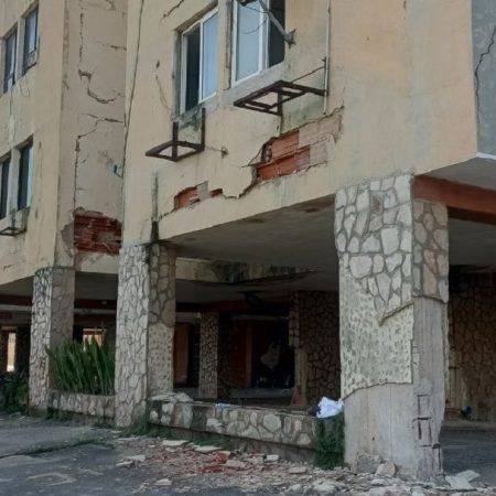 Tras las inspecciones les dijeron a los vecinos que podían retornar a sus apartamentos después de hacer las reparaciones pertinentes (Foto: Dayrí Blanco)